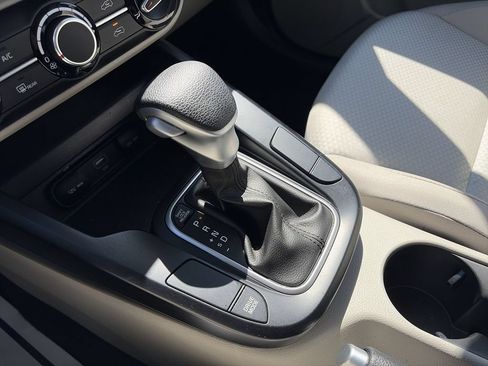 Used 2025 Kia Soul LX w/ LX Technology Package FWD image 19