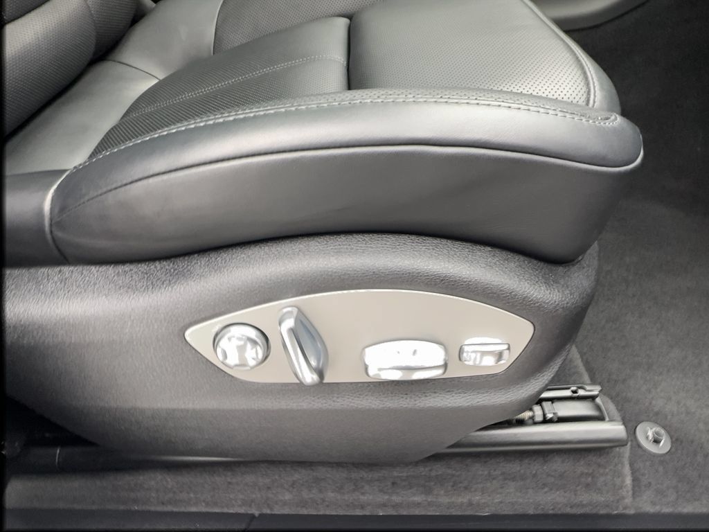Used 2024 Porsche Macan AWD/4WD image 33