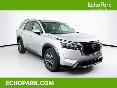 Used 2025 Nissan Pathfinder SL FWD image 1