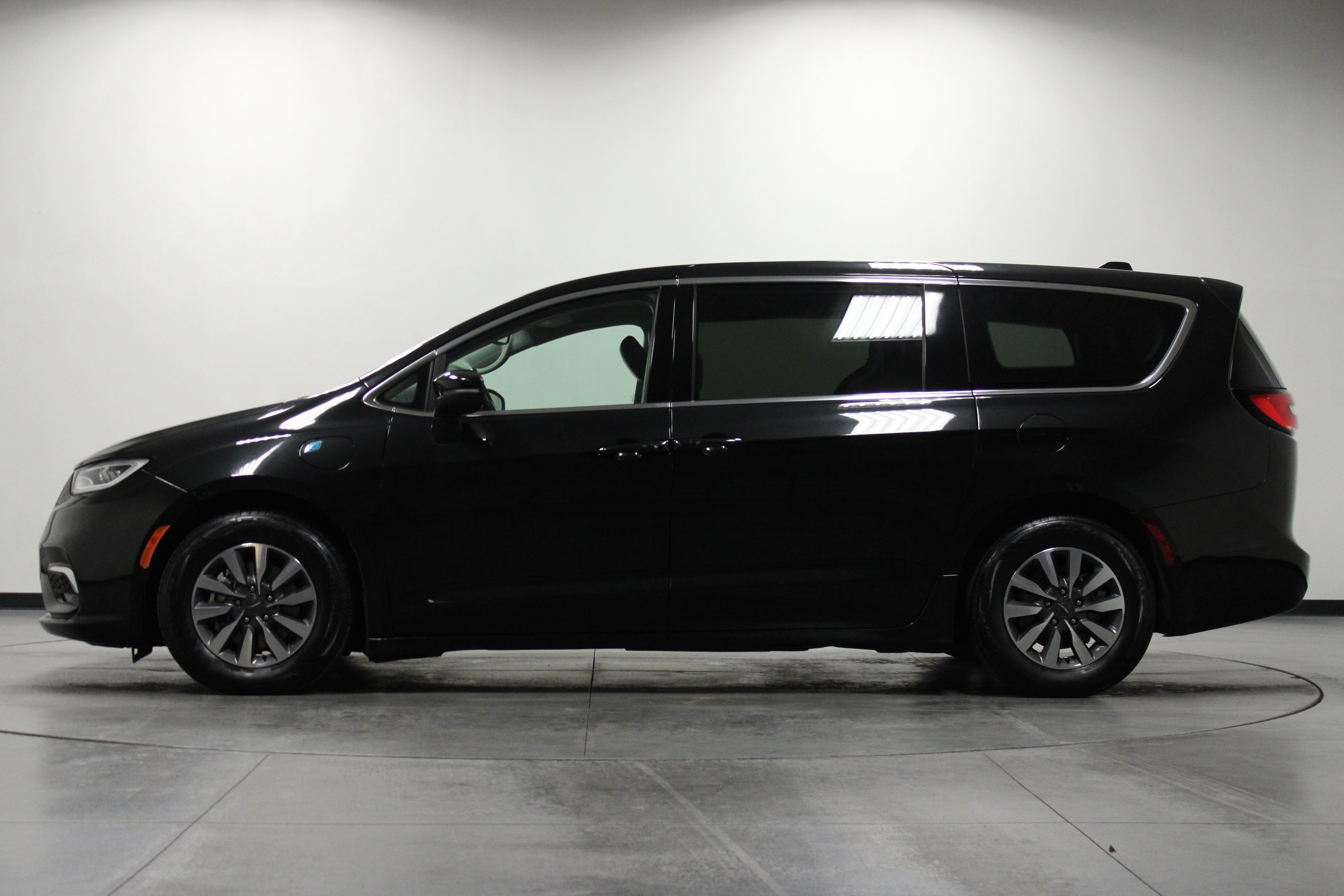 Used 2023 Chrysler Pacifica Touring-L FWD image 7