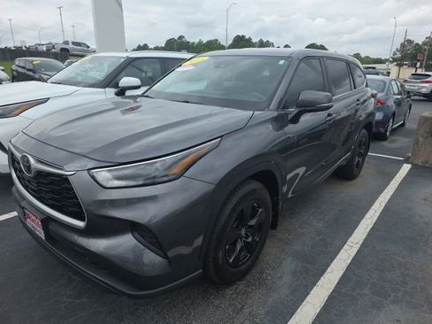 Used 2023 Toyota Highlander L FWD image 3