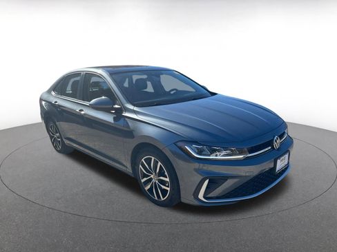 Used 2025 Volkswagen Jetta SE image 1