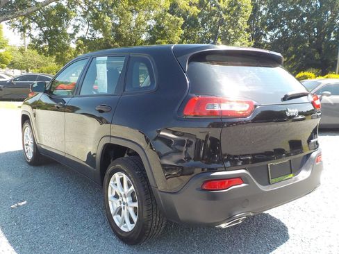 Used 2017 Jeep Cherokee Sport FWD image 3