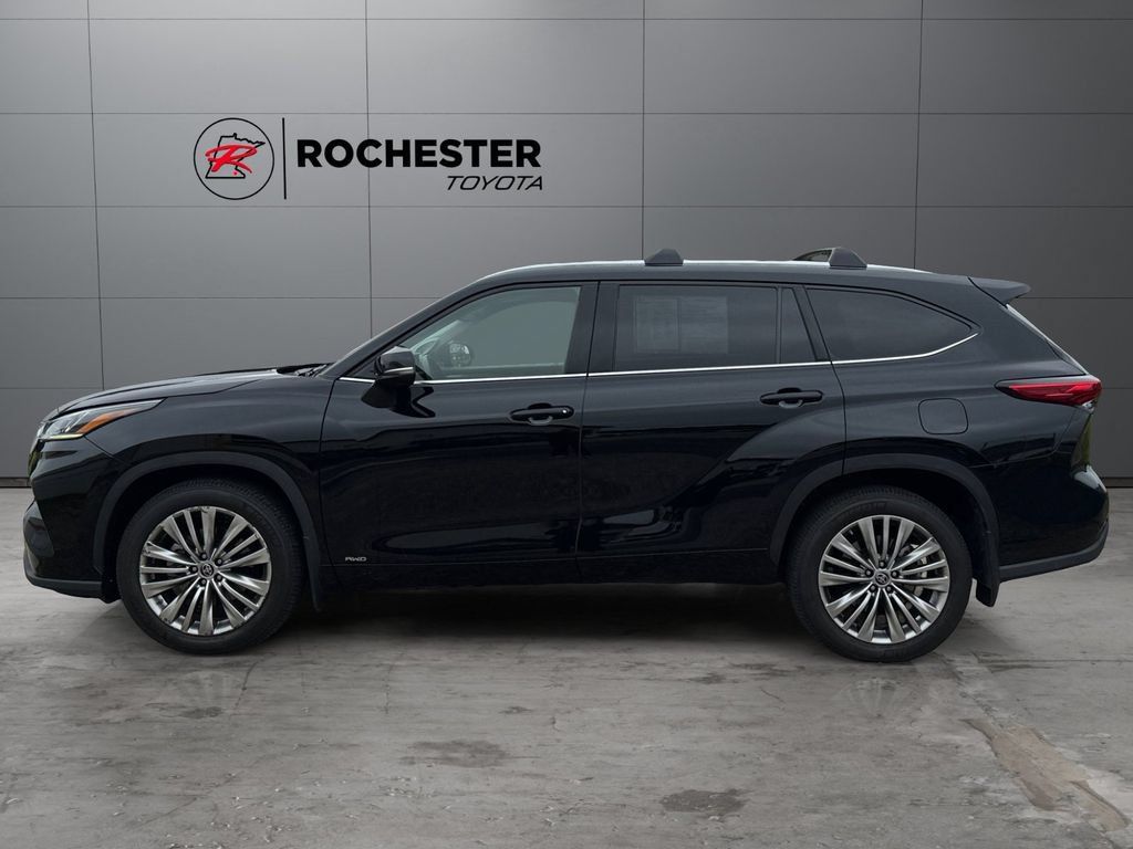 Certified 2022 Toyota Highlander Platinum AWD/4WD image 2