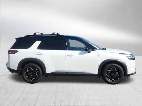 Used 2023 Nissan Pathfinder SL w/ Black Appearance Package AWD/4WD image 8