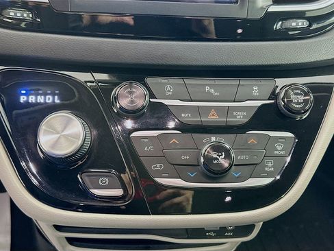 Used 2018 Chrysler Pacifica Touring Plus w/ Tire & Wheel Group image 15