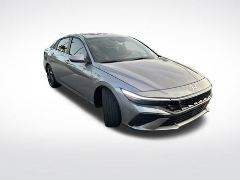 Used 2025 Hyundai Elantra SEL FWD image 2