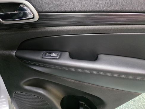 Used 2019 Jeep Grand Cherokee Altitude AWD/4WD image 24