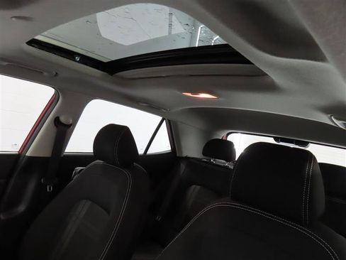 Used 2025 Hyundai Venue SEL FWD image 19