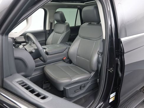 Used 2025 Ford Expedition Active RWD image 9