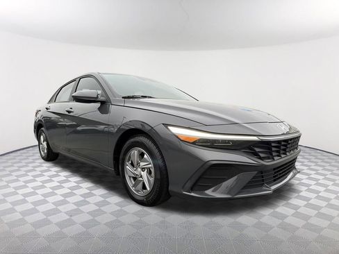 Used 2024 Hyundai Elantra SE image 3