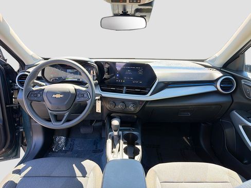 Used 2025 Chevrolet Trax LS w/ LS Convenience Package FWD image 3