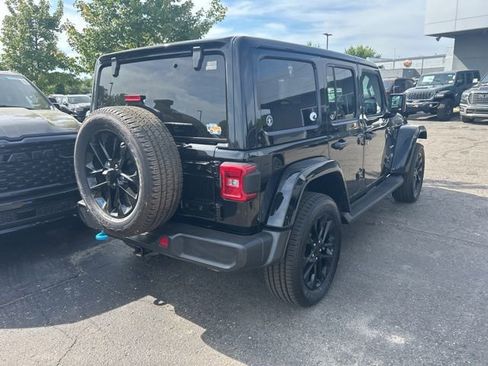 Used 2023 Jeep Wrangler Unlimited Sahara w/ Cold Weather Group AWD/4WD image 4