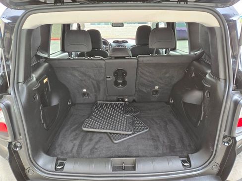 Used 2022 Jeep Renegade Latitude w/ Convenience Group AWD/4WD image 17