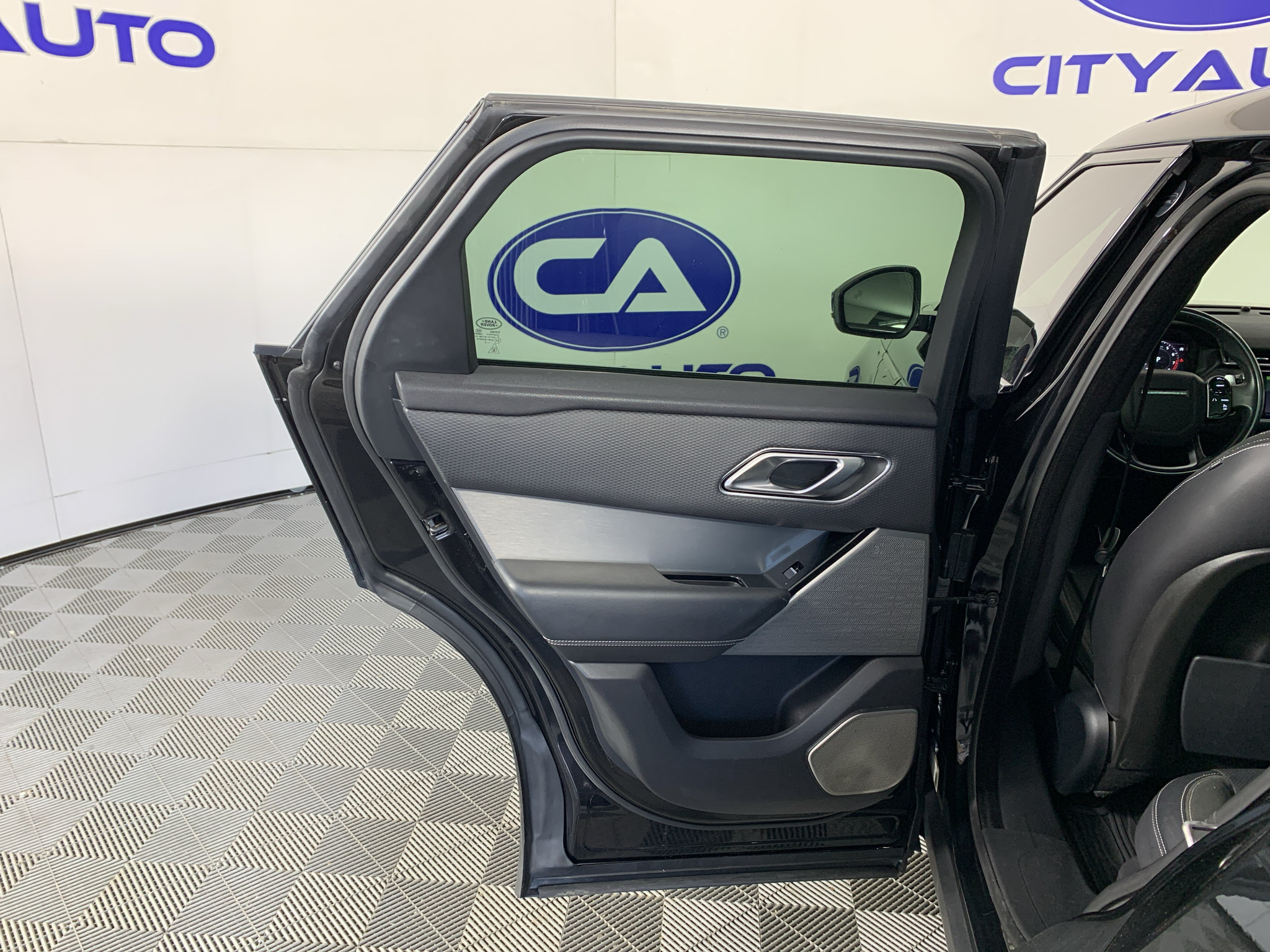 Used 2018 Land Rover Range Rover Velar R-Dynamic SE AWD/4WD image 28