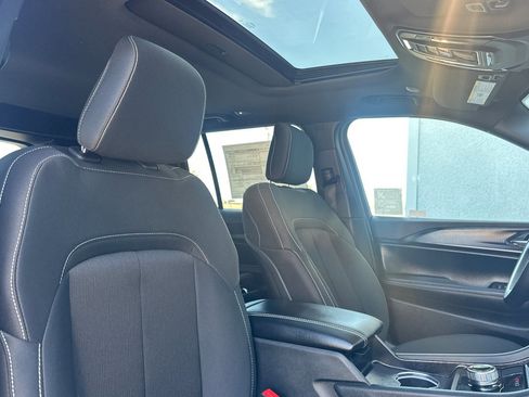 New 2025 Jeep Grand Cherokee Laredo X image 17