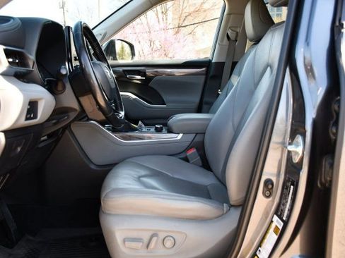 Used 2020 Toyota Highlander Limited image 14