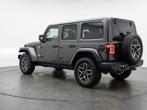 Used 2025 Jeep Wrangler Unlimited Sahara AWD/4WD image 6