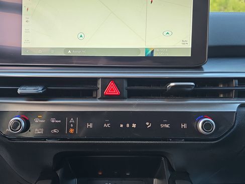 Used 2024 Kia Sorento S image 23