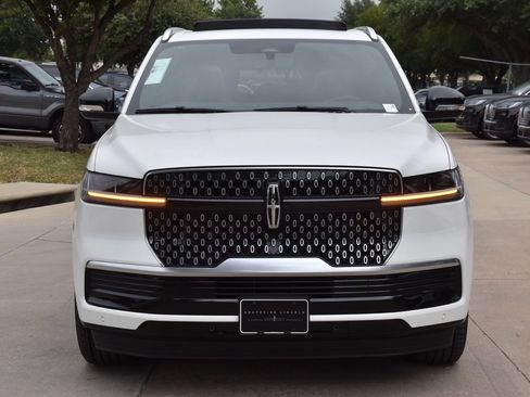 New 2026 Lincoln Navigator Reserve AWD/4WD image 2