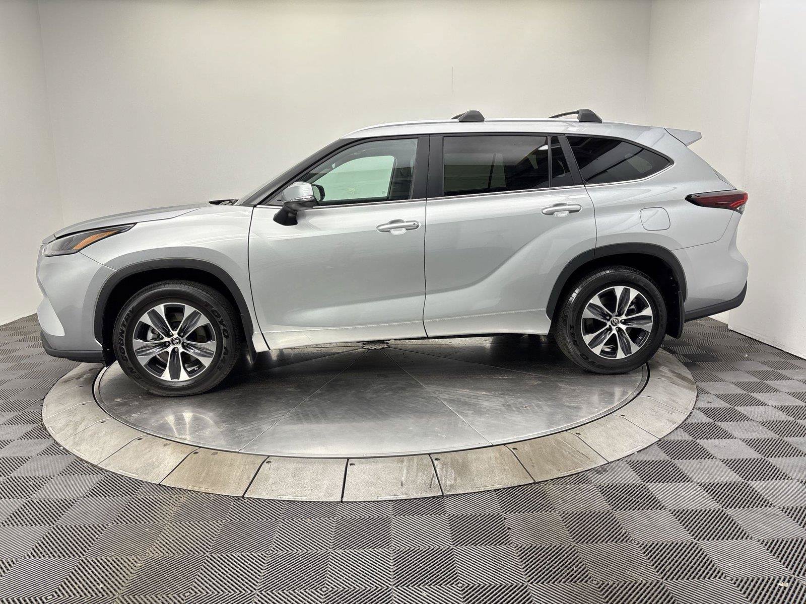 Used 2024 Toyota Highlander XLE AWD/4WD image 16