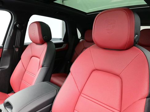 Certified 2025 Porsche Cayenne AWD/4WD image 7