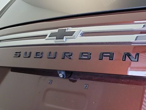 Used 2022 Chevrolet Suburban LT w/ Luxury Package RWD image 8
