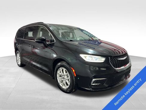 Used 2022 Chrysler Pacifica Touring-L FWD image 3