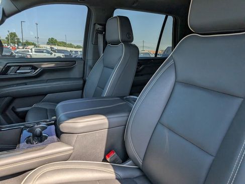 Used 2025 GMC Yukon Elevation AWD/4WD image 9