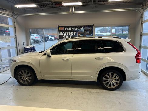 Used 2017 Volvo XC90 T6 Momentum w/ Vision Package image 3