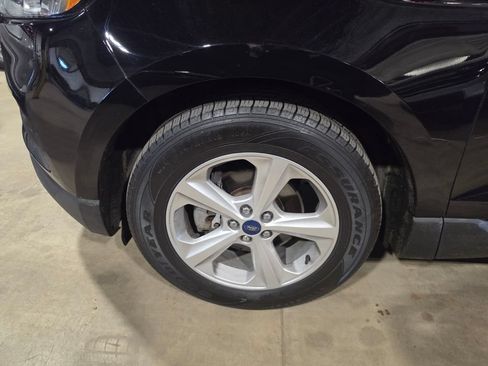 Used 2019 Ford Edge SE FWD image 3