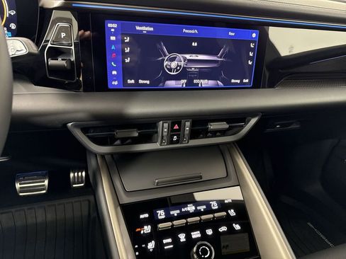 Certified 2025 Porsche Macan Turbo Electric AWD/4WD image 32