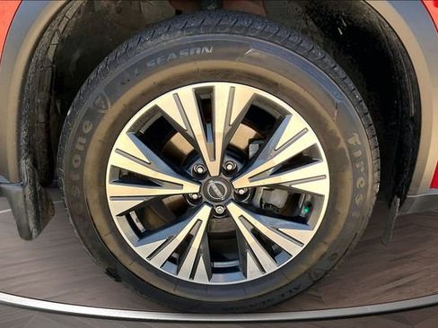 Used 2023 Nissan Rogue SV image 9