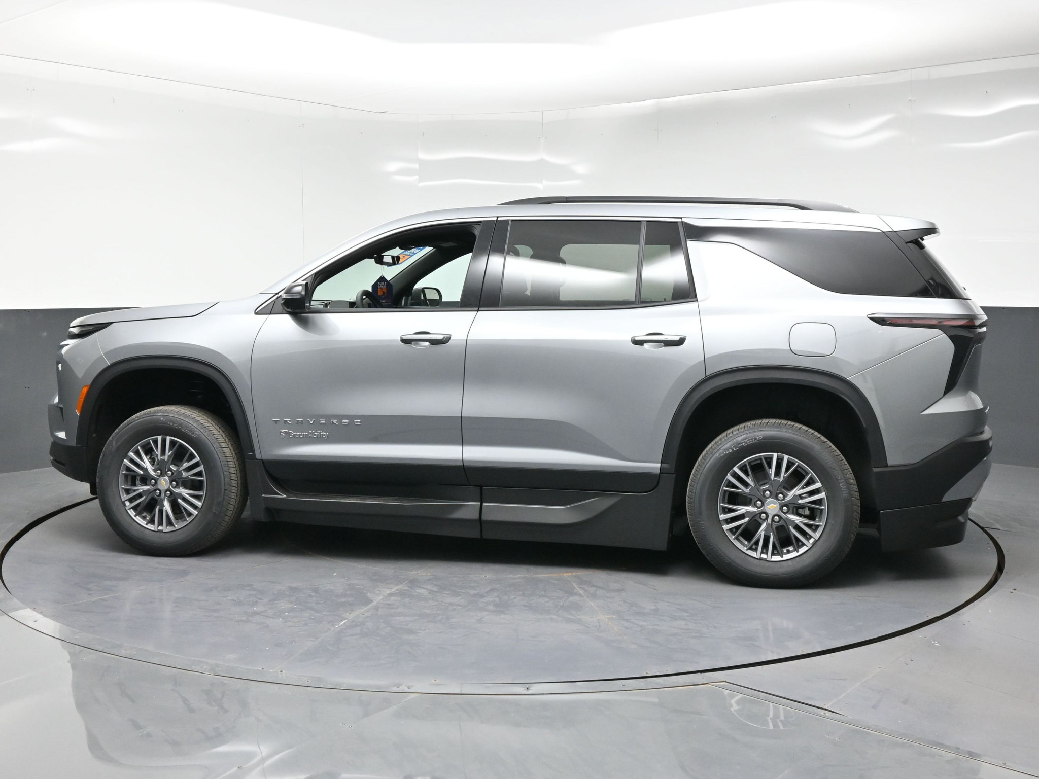 Used 2026 Chevrolet Traverse LT w/ Driver Confidence Package FWD image 4