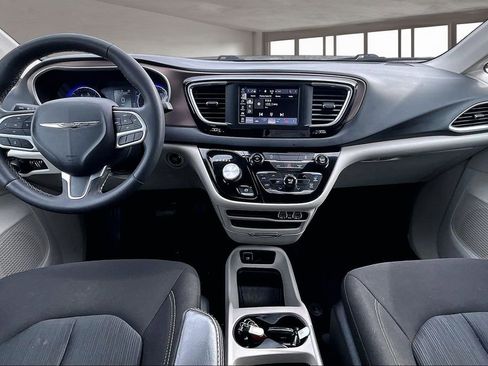 Used 2023 Chrysler Voyager LX image 17