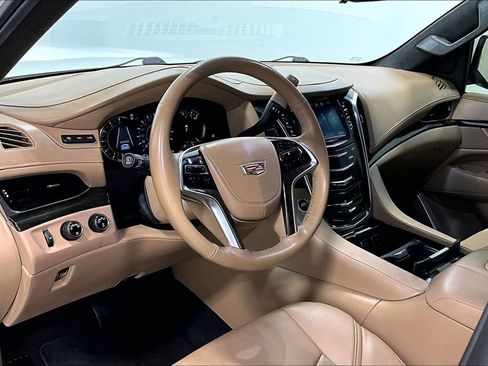 Used 2018 Cadillac Escalade Platinum AWD/4WD image 16