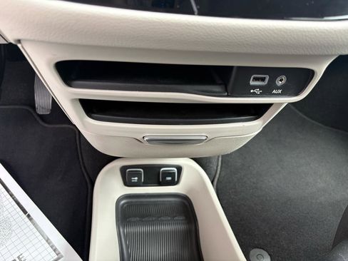 Used 2020 Chrysler Pacifica Touring w/ Advanced Safetytec Group FWD image 21