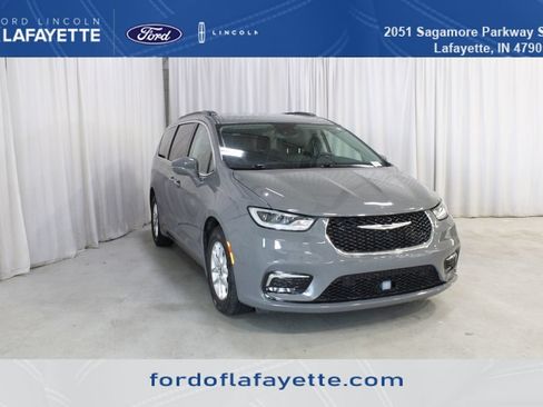 Used 2022 Chrysler Pacifica Touring-L w/ Uconnect Theater Family Group FWD image 1