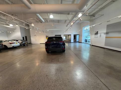 Used 2025 Toyota Highlander LE FWD image 13