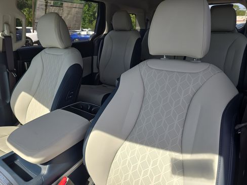 New 2026 Kia Carnival EX FWD image 23