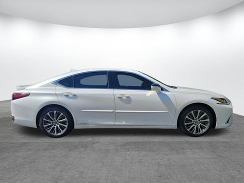 Used 2021 Lexus ES 300h w/ Premium Package image 2