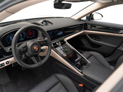 Used 2025 Porsche Panamera 4 image 4