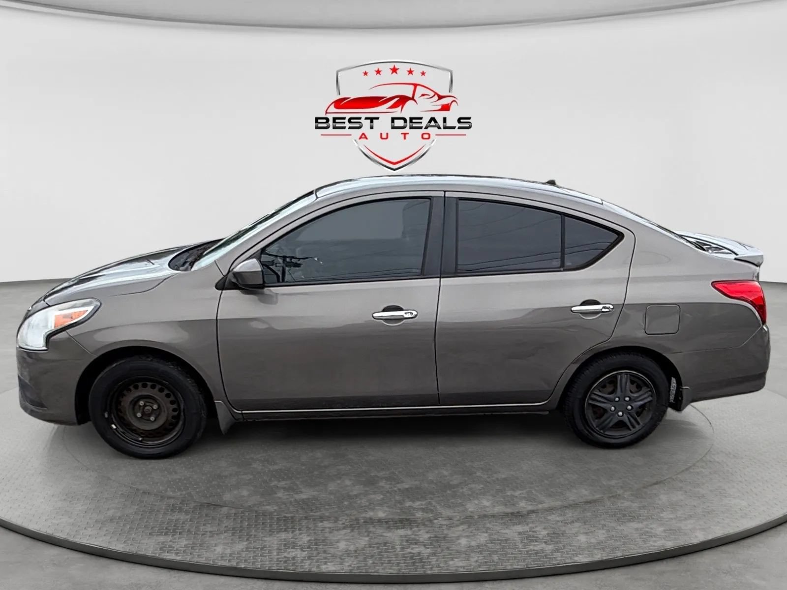 Used 2015 Nissan Versa SV FWD image 2