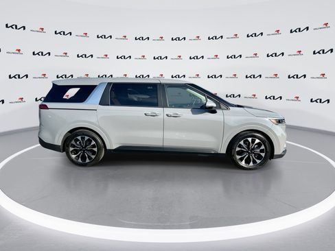 Used 2024 Kia Carnival EX FWD image 9