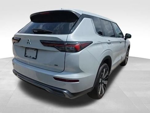 Used 2025 Mitsubishi Outlander SE FWD image 2