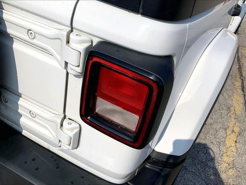 Used 2022 Jeep Wrangler Unlimited Sahara w/ Cold Weather Group AWD/4WD image 26