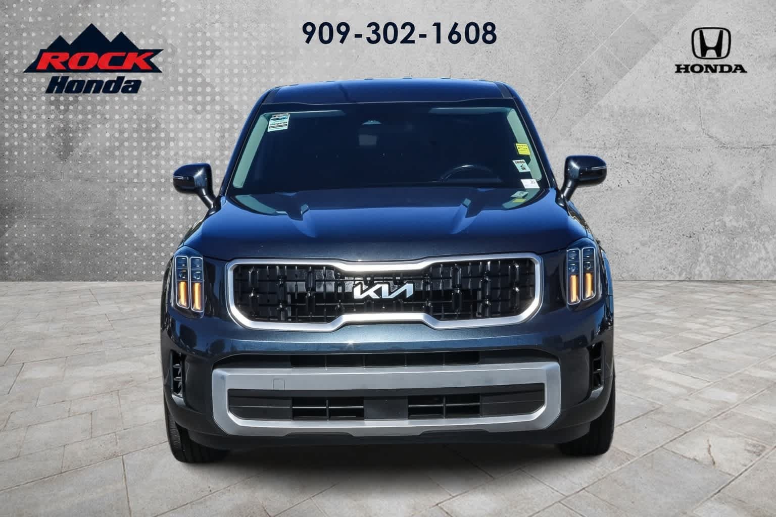 Used 2024 Kia Telluride LX FWD image 2