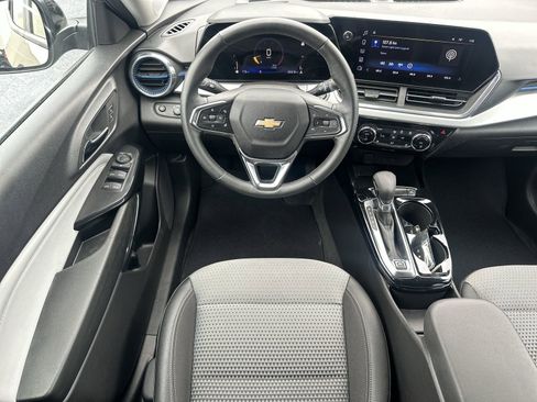 Used 2025 Chevrolet Trax LT w/ LT Convenience Package FWD image 17