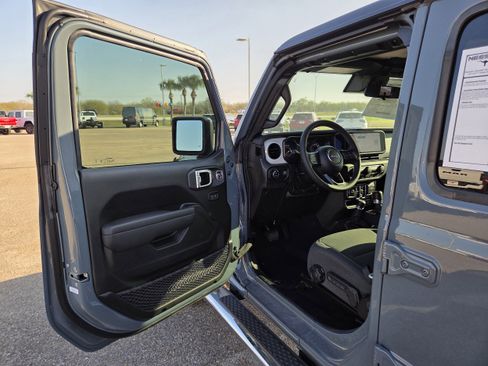 New 2025 Jeep Gladiator Sport image 12