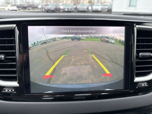 Used 2023 Chrysler Pacifica Touring-L FWD image 15